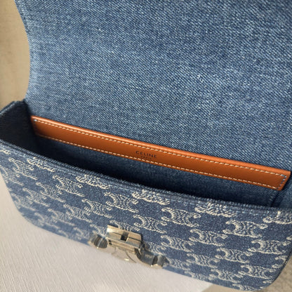 SAC À BANDOULIÈRE CHAÎNE CLAUDE 20 EN DENIM BLEU BAYOUX TRIOMPHE QUINCAILLERIE ARGENTÉE