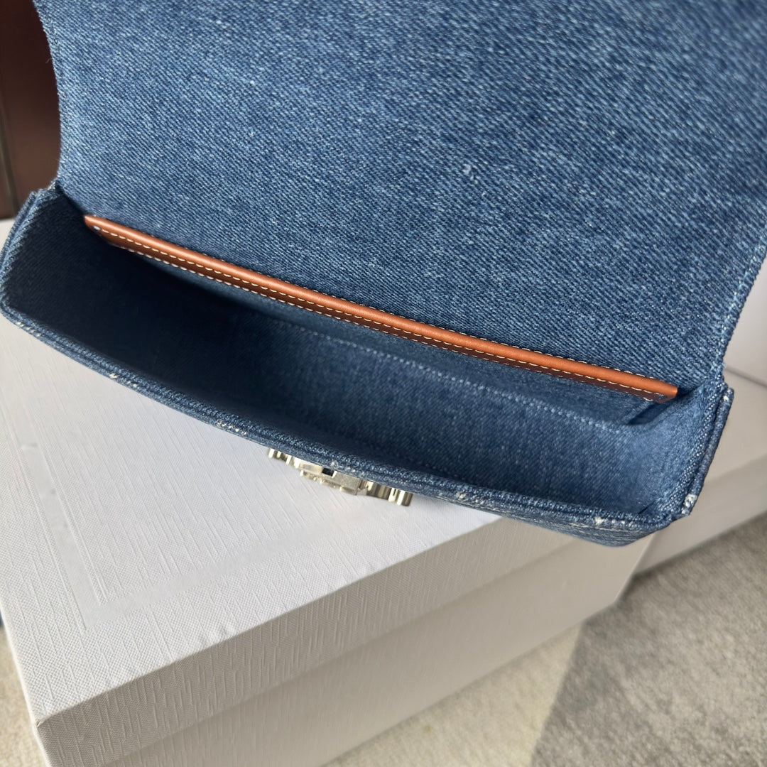 SAC À BANDOULIÈRE CHAÎNE CLAUDE 20 EN DENIM BLEU BAYOUX TRIOMPHE QUINCAILLERIE ARGENTÉE