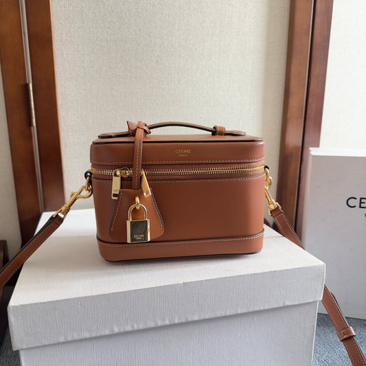 VANITY 18 PO EN CUIR DE VEAU LISSE MARRON SELLE QUINCAILLERIE DORÉ