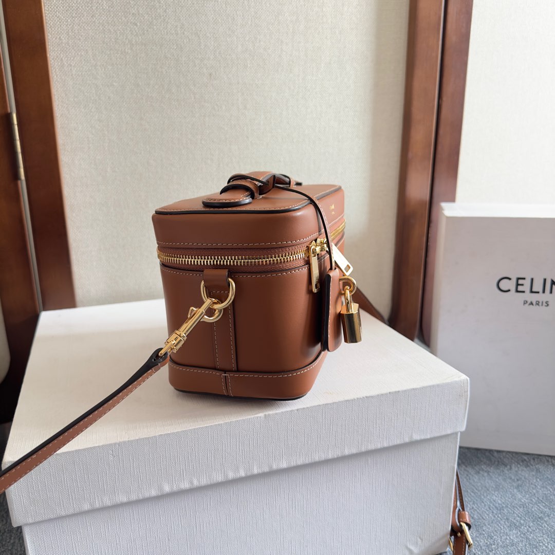 VANITY 18 PO EN CUIR DE VEAU LISSE MARRON SELLE QUINCAILLERIE DORÉ