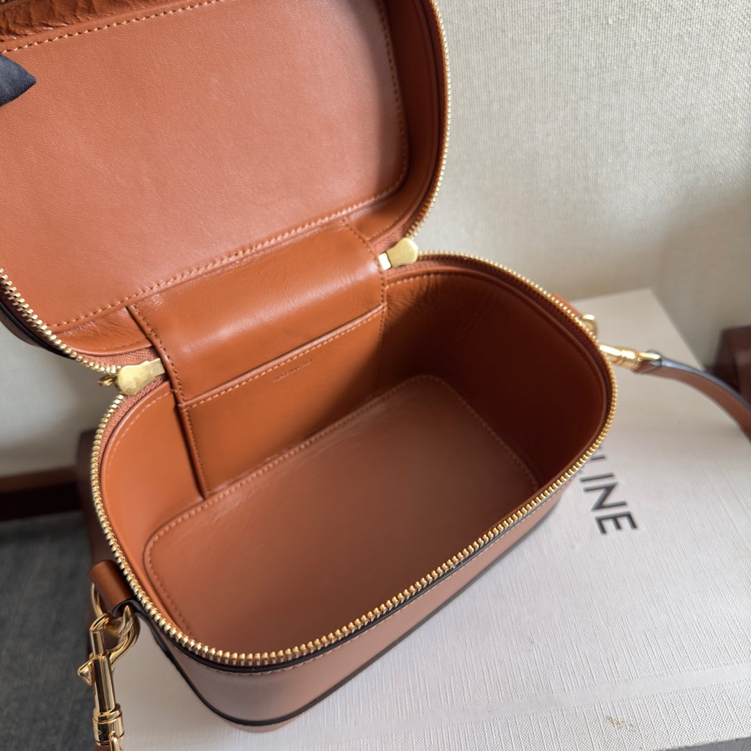 VANITY 18 PO EN CUIR DE VEAU LISSE MARRON SELLE QUINCAILLERIE DORÉ