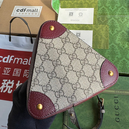 SAC SEAU 18 EN TOILE ROUGE BORDEAUX ET CUIR DE VEAU QUINCAILLERIE DORÉ