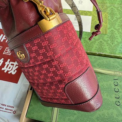 SAC SEAU 18 EN TOILE ROUGE BORDEAUX ET CUIR DE VEAU QUINCAILLERIE DORÉ