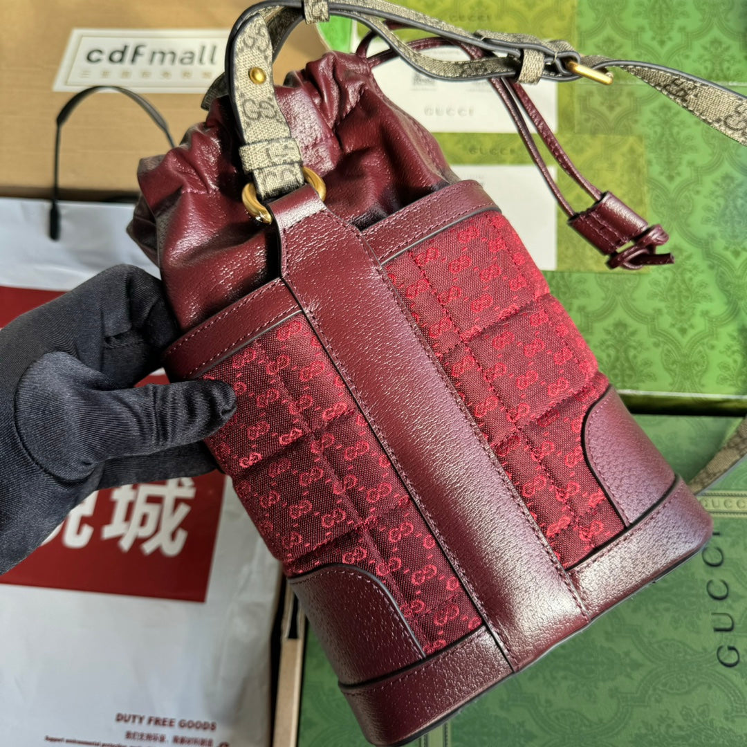 SAC SEAU 18 EN TOILE ROUGE BORDEAUX ET CUIR DE VEAU QUINCAILLERIE DORÉ