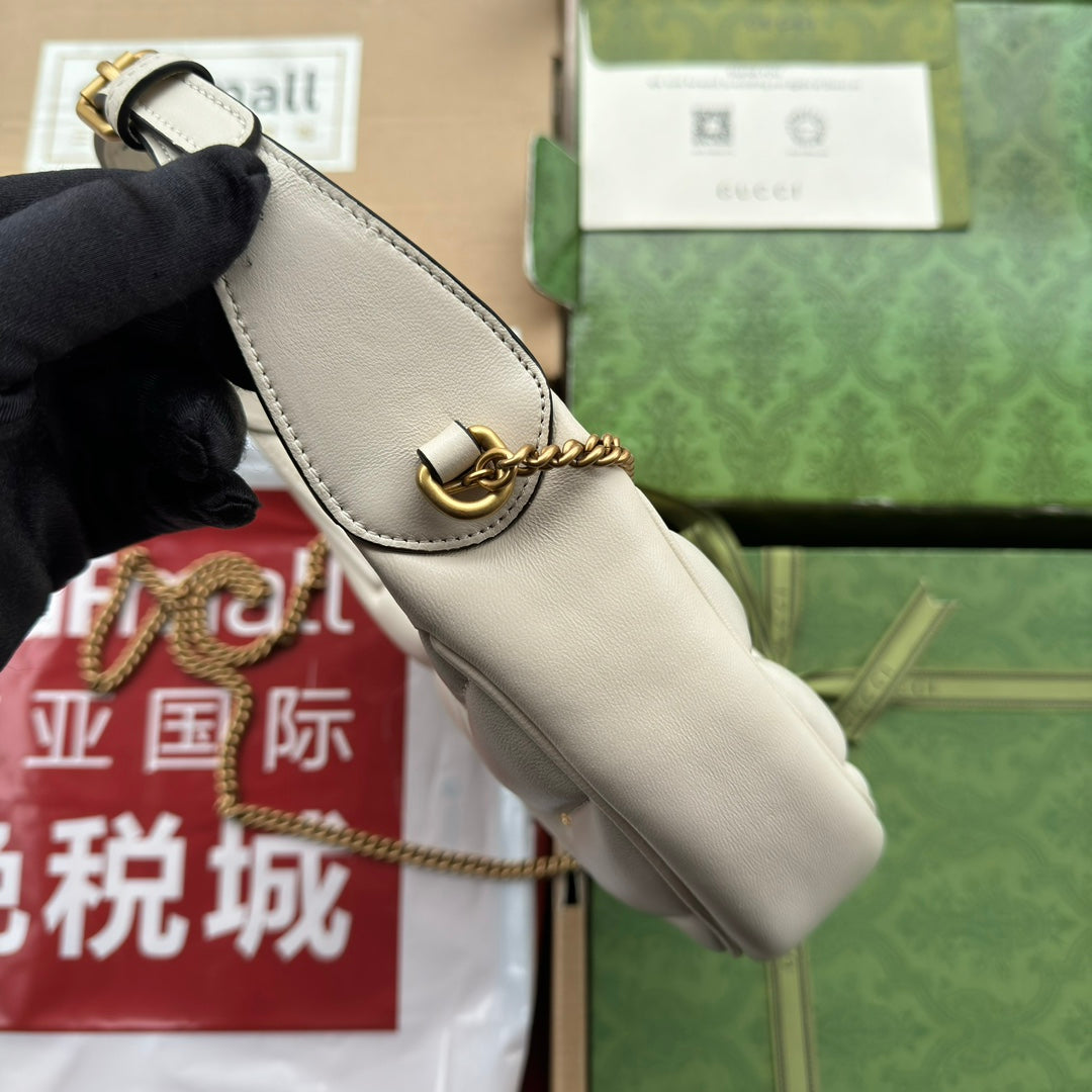 GGマーモント ハーフムーンシェイプ 21cm ホワイトカーフスキン ゴールド金具