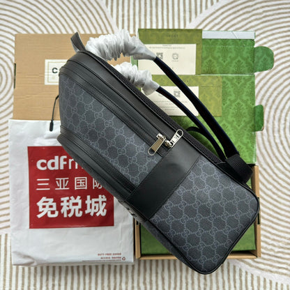 グレーモノグラムキャンバスとブラックレザートリムのバックパック44