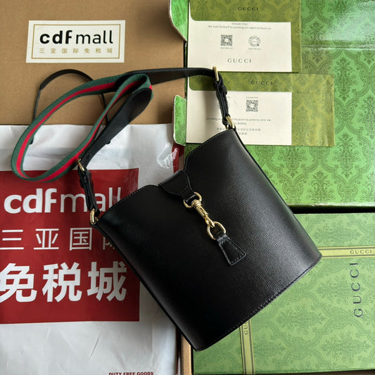 MINI SAC SEAU 20 EN CUIR DE VEAU NOIR ET QUINCAILLERIE DORÉ