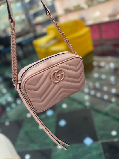 SAC À BANDOULIÈRE GG MINI 18 MARMONT MATELASSÉ EN CUIR DE VEAU ROSE CLAIR