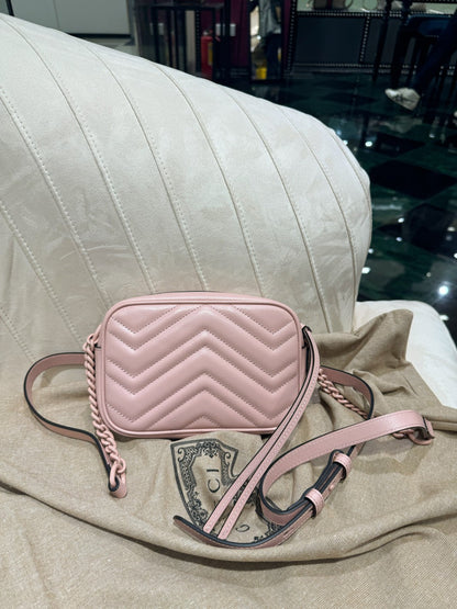 SAC À BANDOULIÈRE GG MINI 18 MARMONT MATELASSÉ EN CUIR DE VEAU ROSE CLAIR
