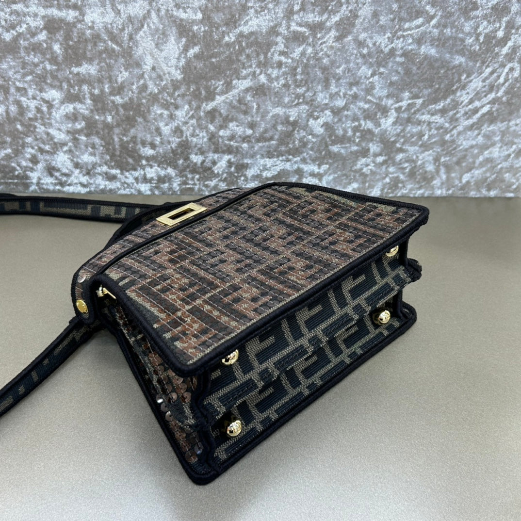 Sac Fendi Peekaboo Iseeu 20 en cuir nappa noir mélangé marron chocolat, accessoires dorés