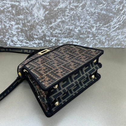 Sac Fendi Peekaboo Iseeu 20 en cuir nappa noir mélangé marron chocolat, accessoires dorés