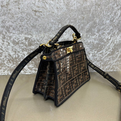 Sac Fendi Peekaboo Iseeu 20 en cuir nappa noir mélangé marron chocolat, accessoires dorés