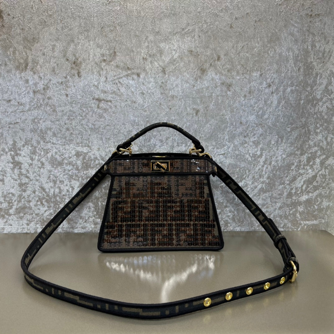 Sac Fendi Peekaboo Iseeu 20 en cuir nappa noir mélangé marron chocolat, accessoires dorés