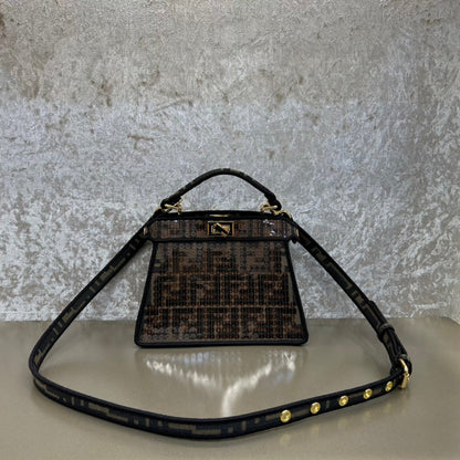 Sac Fendi Peekaboo Iseeu 20 en cuir nappa noir mélangé marron chocolat, accessoires dorés