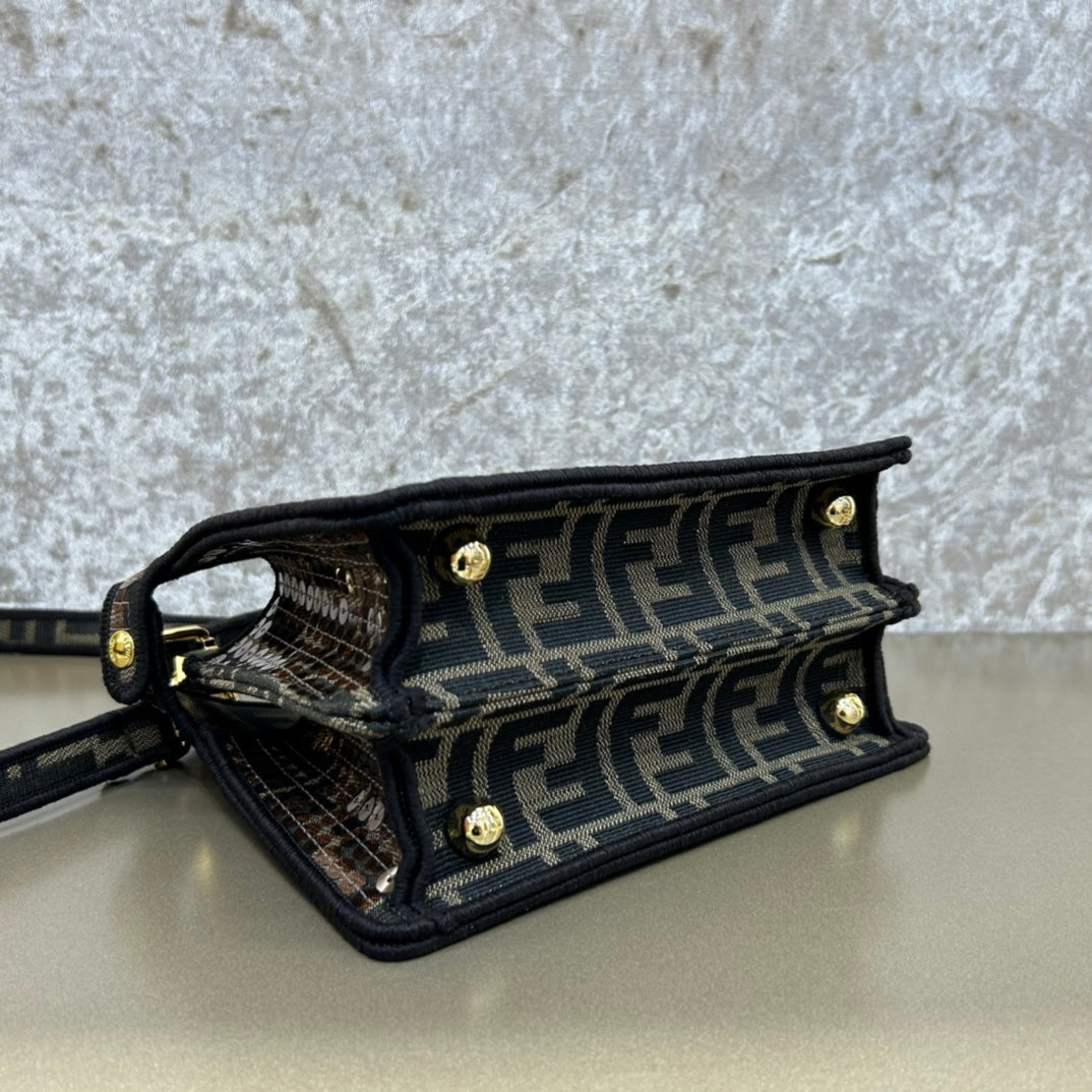 Sac Fendi Peekaboo Iseeu 20 en cuir nappa noir mélangé marron chocolat, accessoires dorés