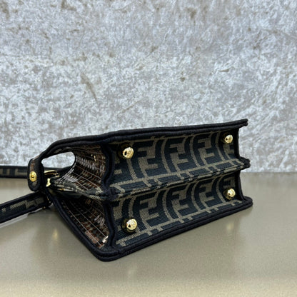 Sac Fendi Peekaboo Iseeu 20 en cuir nappa noir mélangé marron chocolat, accessoires dorés