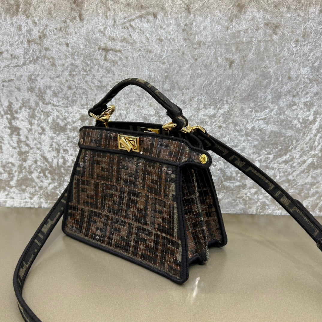 Sac Fendi Peekaboo Iseeu 20 en cuir nappa noir mélangé marron chocolat, accessoires dorés