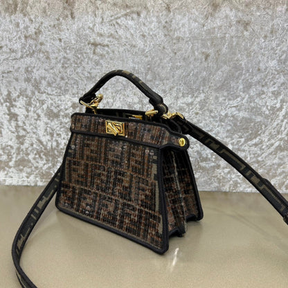 Sac Fendi Peekaboo Iseeu 20 en cuir nappa noir mélangé marron chocolat, accessoires dorés