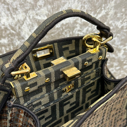 Sac Fendi Peekaboo Iseeu 20 en cuir nappa noir mélangé marron chocolat, accessoires dorés
