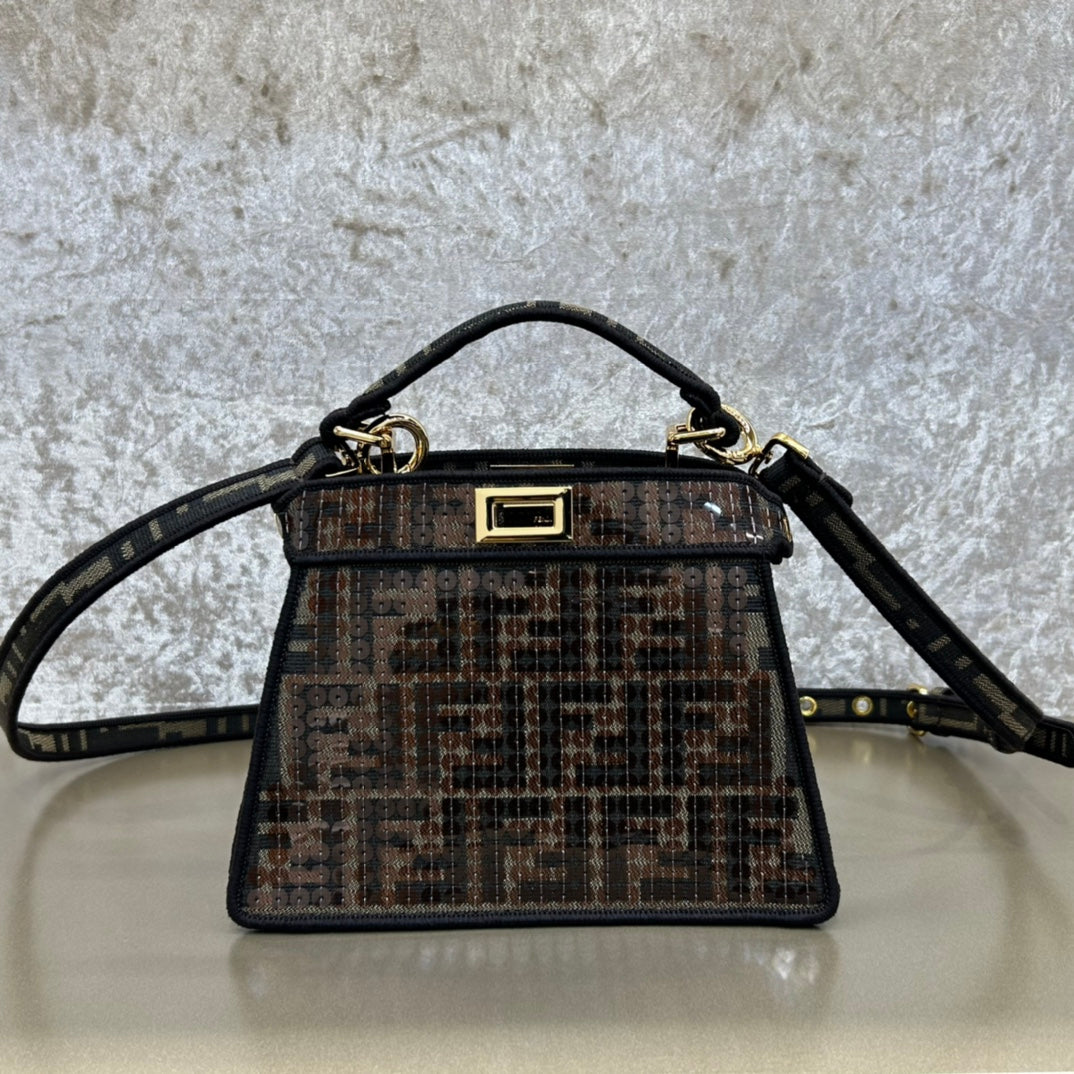 Sac Fendi Peekaboo Iseeu 20 en cuir nappa noir mélangé marron chocolat, accessoires dorés