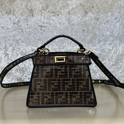 Sac Fendi Peekaboo Iseeu 20 en cuir nappa noir mélangé marron chocolat, accessoires dorés