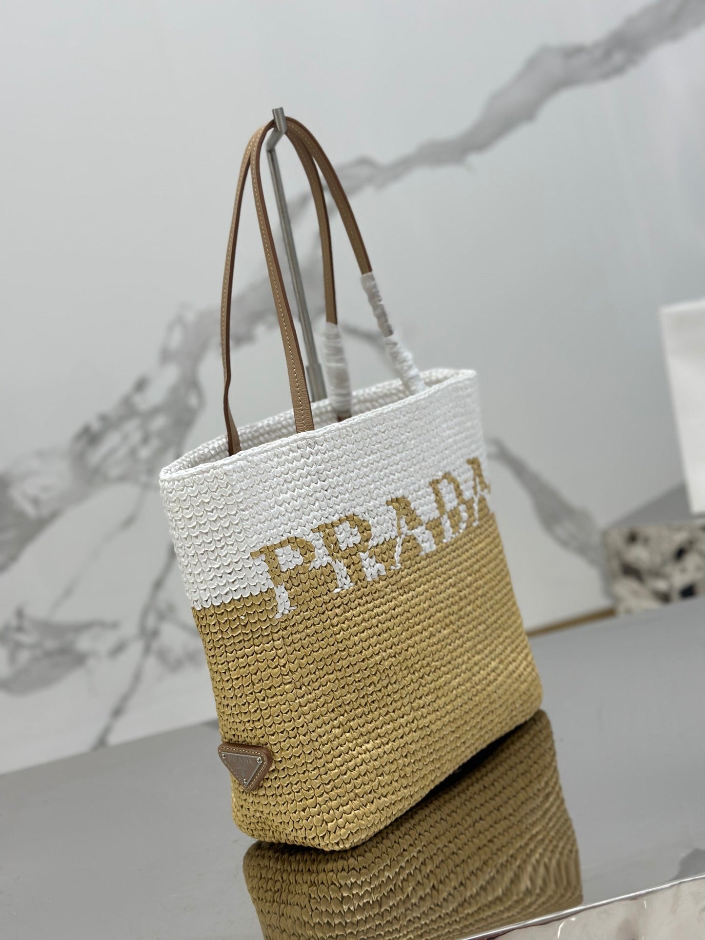 PETIT SAC CABAS 27 EN RAPHIA BLANC MIX BEIGE ET ANSE EN CUIR DE VEAU MARRON
