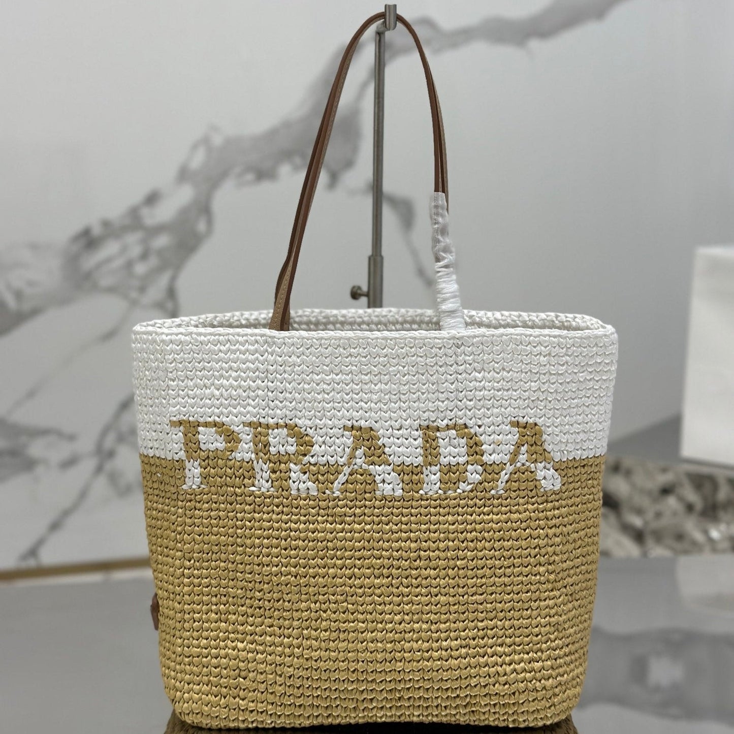 PETIT SAC CABAS 27 EN RAPHIA BLANC MIX BEIGE ET ANSE EN CUIR DE VEAU MARRON