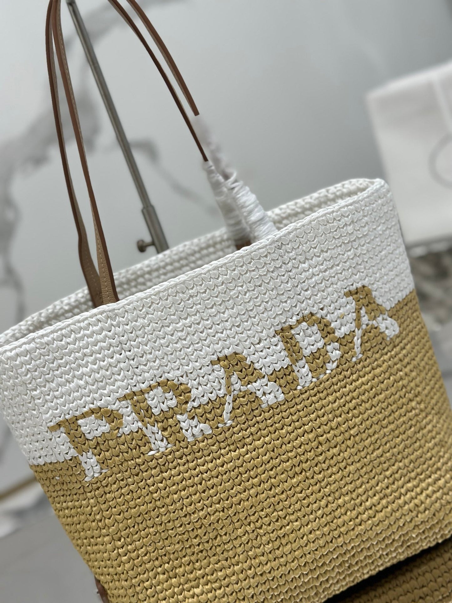 PETIT SAC CABAS 27 EN RAPHIA BLANC MIX BEIGE ET ANSE EN CUIR DE VEAU MARRON