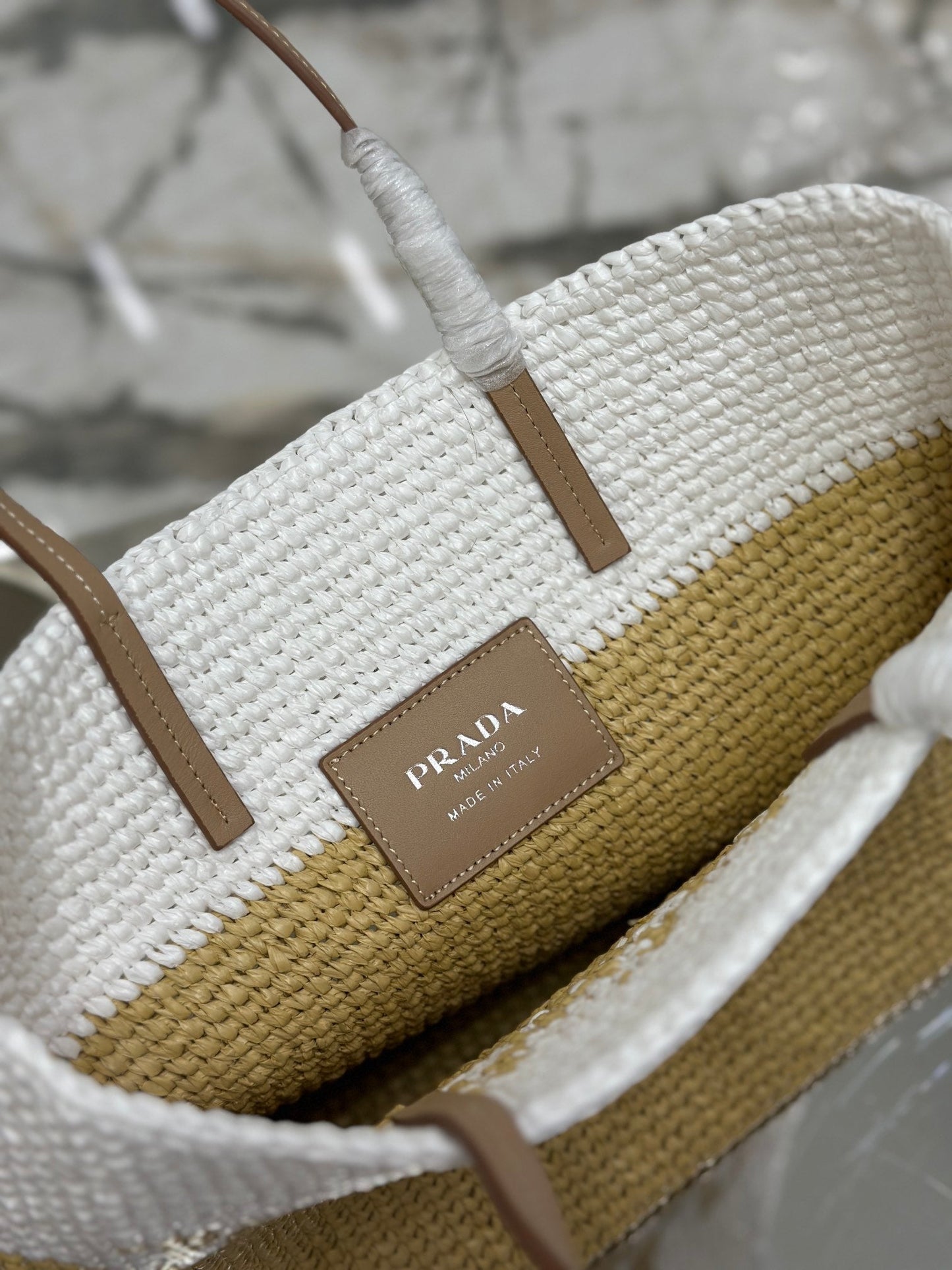 PETIT SAC CABAS 27 EN RAPHIA BLANC MIX BEIGE ET ANSE EN CUIR DE VEAU MARRON