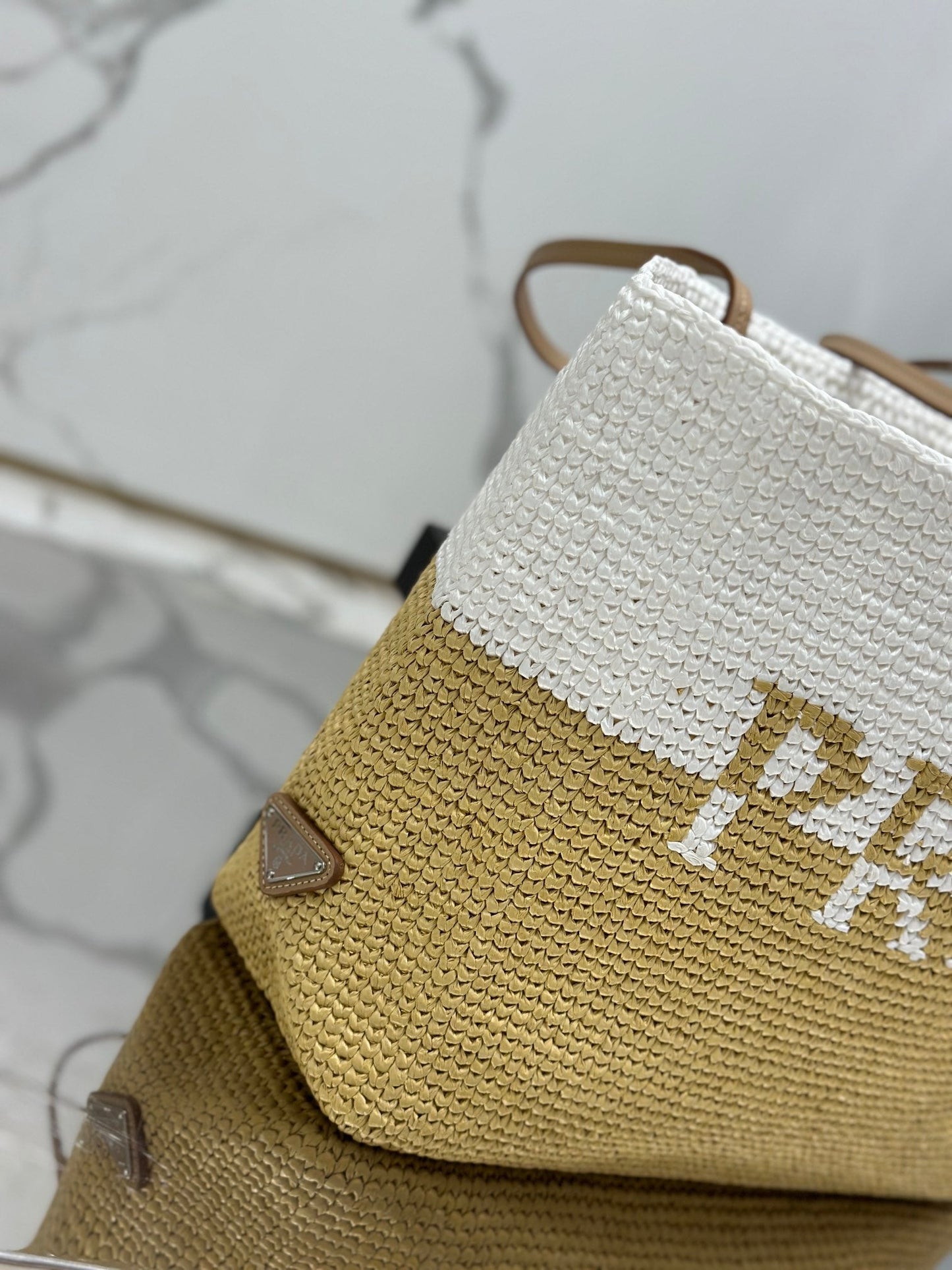 Grand sac cabas 37 en raphia blanc mélangé beige et anse en cuir de veau marron
