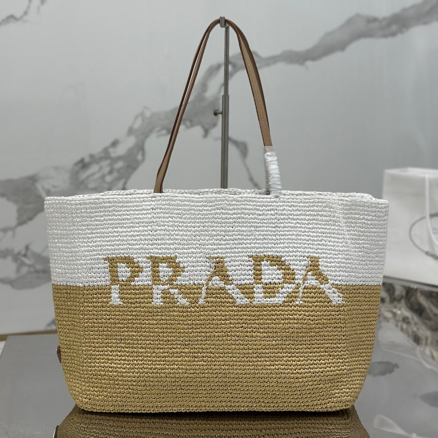 Grand sac cabas 37 en raphia blanc mélangé beige et anse en cuir de veau marron