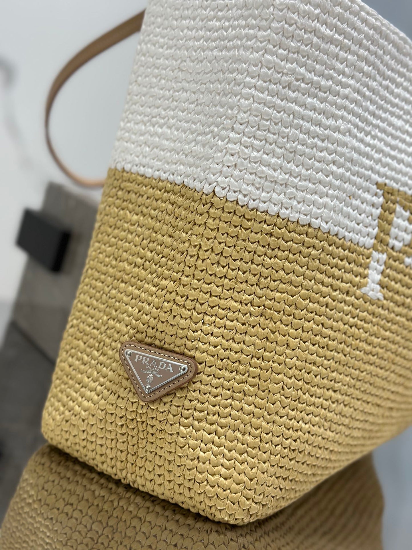 Grand sac cabas 37 en raphia blanc mélangé beige et anse en cuir de veau marron