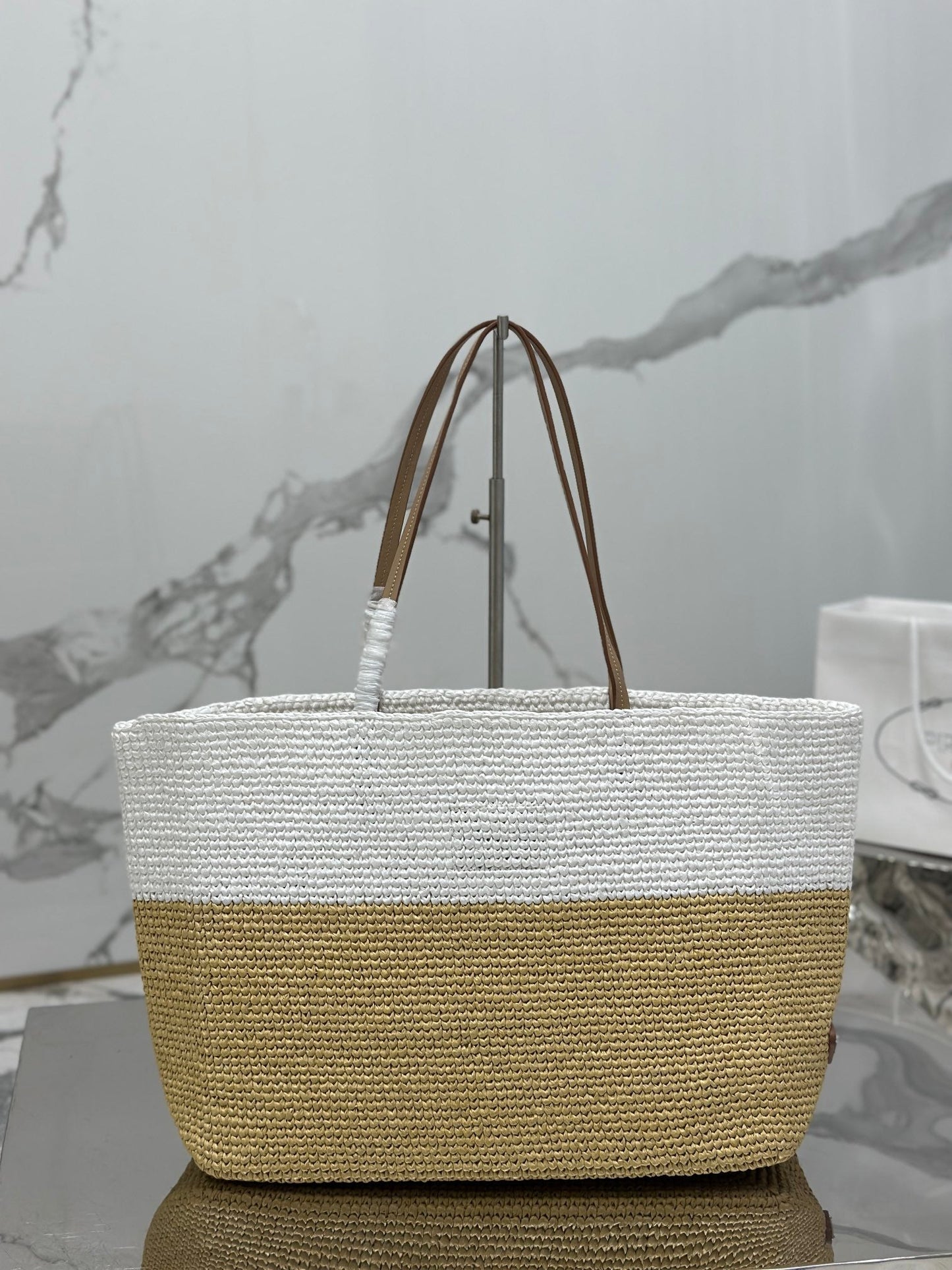 Grand sac cabas 37 en raphia blanc mélangé beige et anse en cuir de veau marron