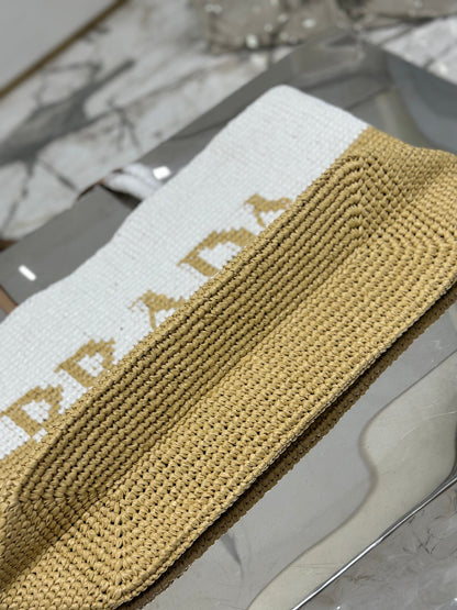 Grand sac cabas 37 en raphia blanc mélangé beige et anse en cuir de veau marron