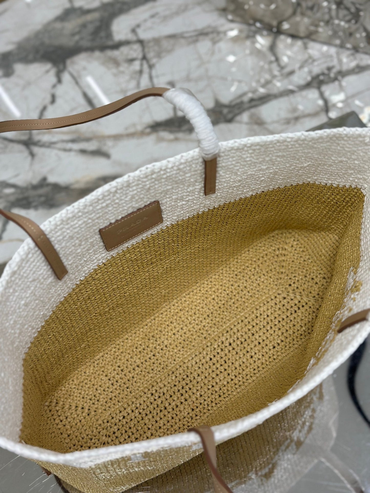 Grand sac cabas 37 en raphia blanc mélangé beige et anse en cuir de veau marron
