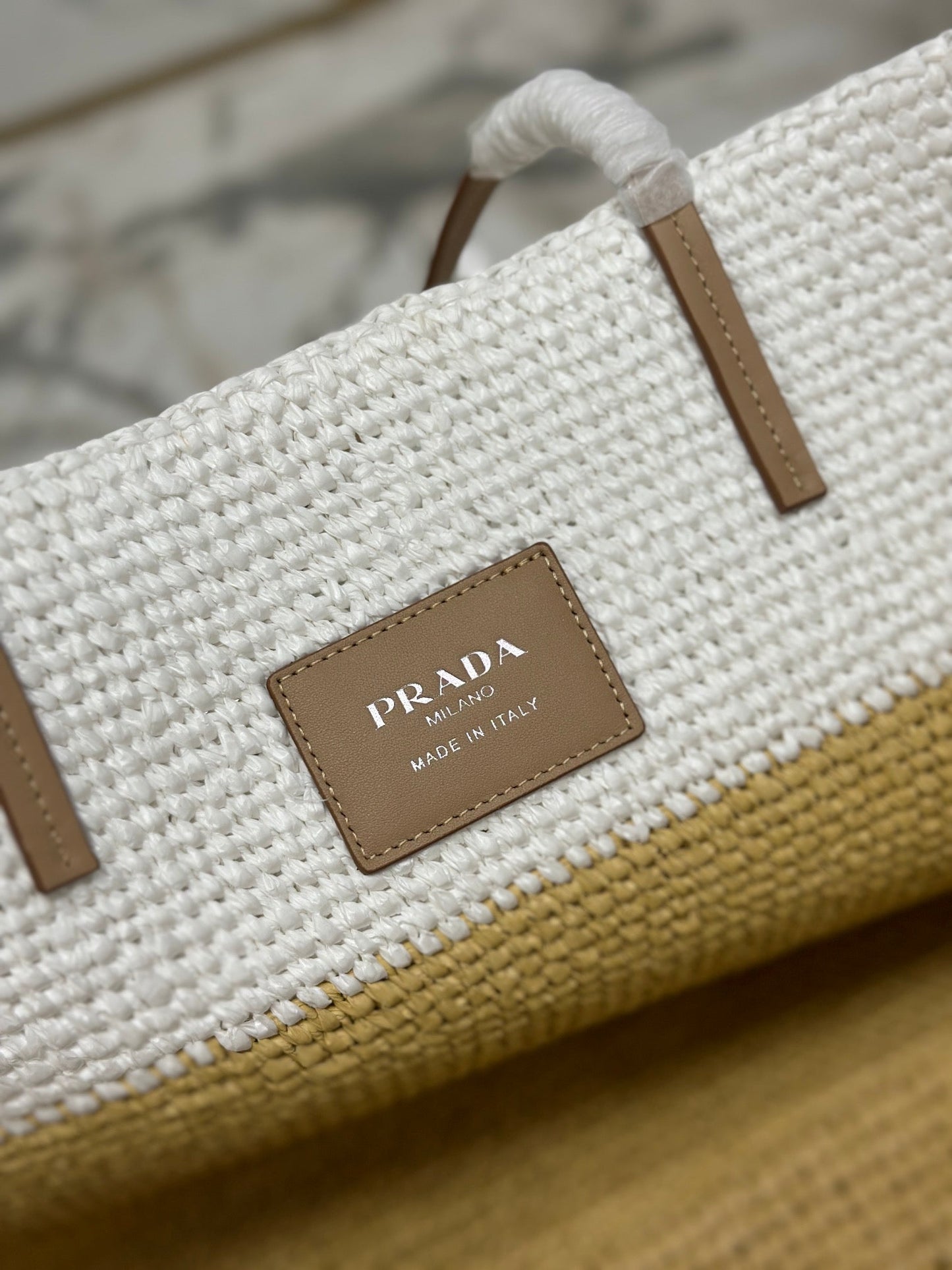 Grand sac cabas 37 en raphia blanc mélangé beige et anse en cuir de veau marron