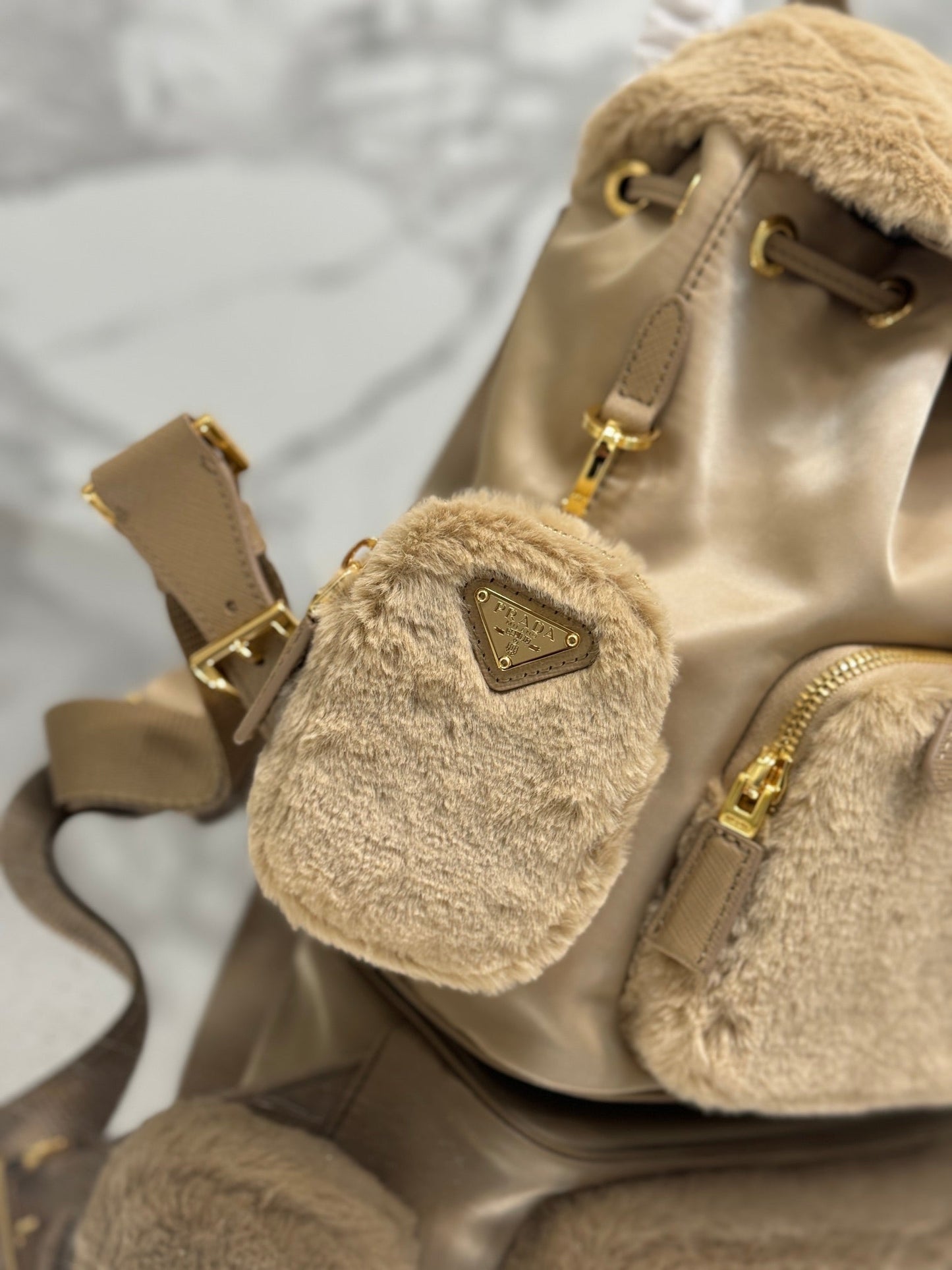 SAC À DOS 25 EN TISSU PARACHUTE BEIGE ET FOURRURE DE LAPIN