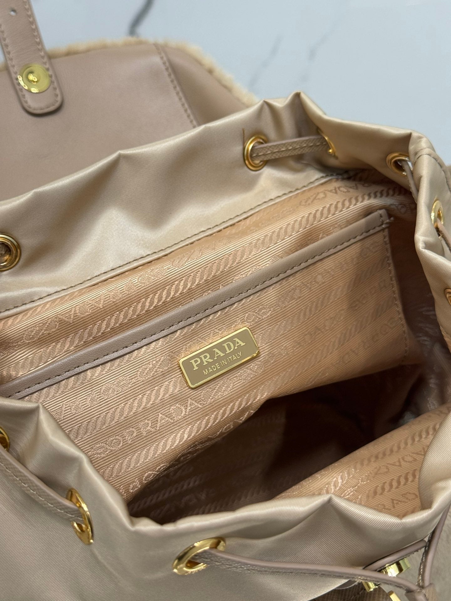 SAC À DOS 25 EN TISSU PARACHUTE BEIGE ET FOURRURE DE LAPIN