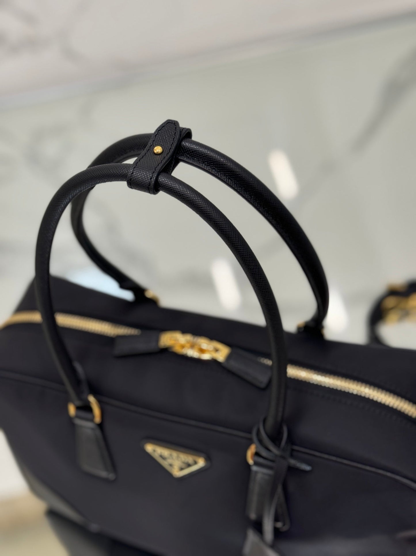 GRAND SAC À MAIN 35 EN NYLON NOIR ET GARNITURE EN CUIR DE VEAU