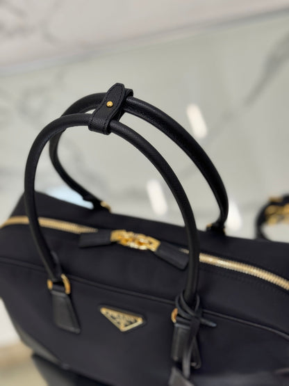 GRAND SAC À MAIN 35 EN NYLON NOIR ET GARNITURE EN CUIR DE VEAU