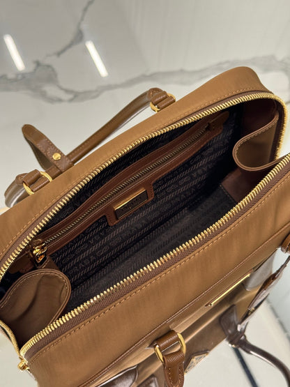 SAC À MAIN MOYEN 30 EN NYLON BOIS DE CERISIER ET GARNITURES EN CUIR DE VEAU