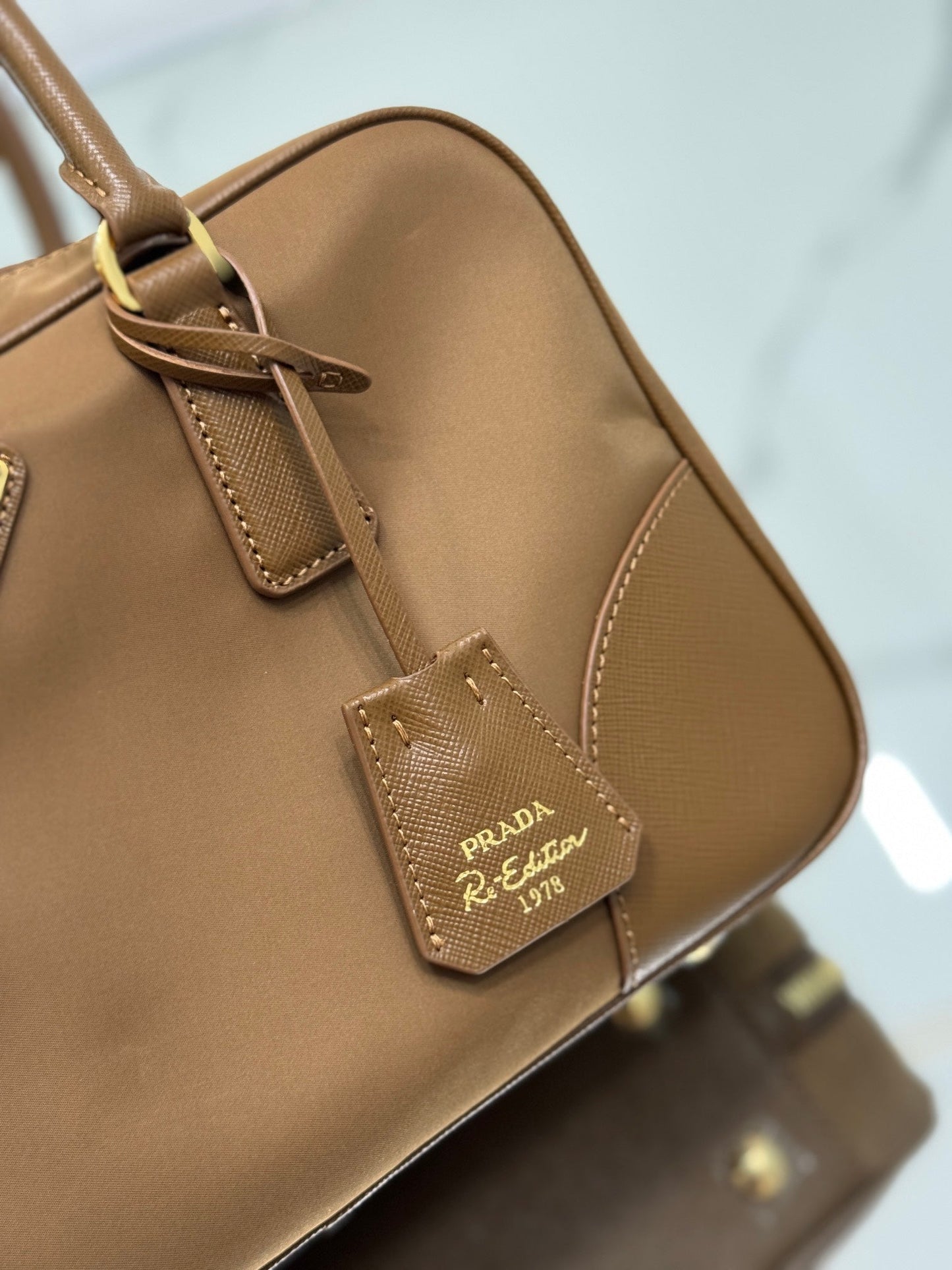 SAC À MAIN MOYEN 30 EN NYLON BOIS DE CERISIER ET GARNITURES EN CUIR DE VEAU