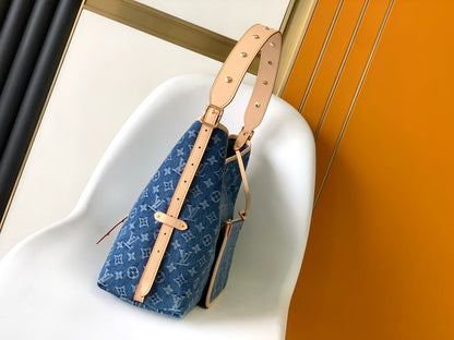Sac fourre-tout MM 39 en denim bleu monogrammé