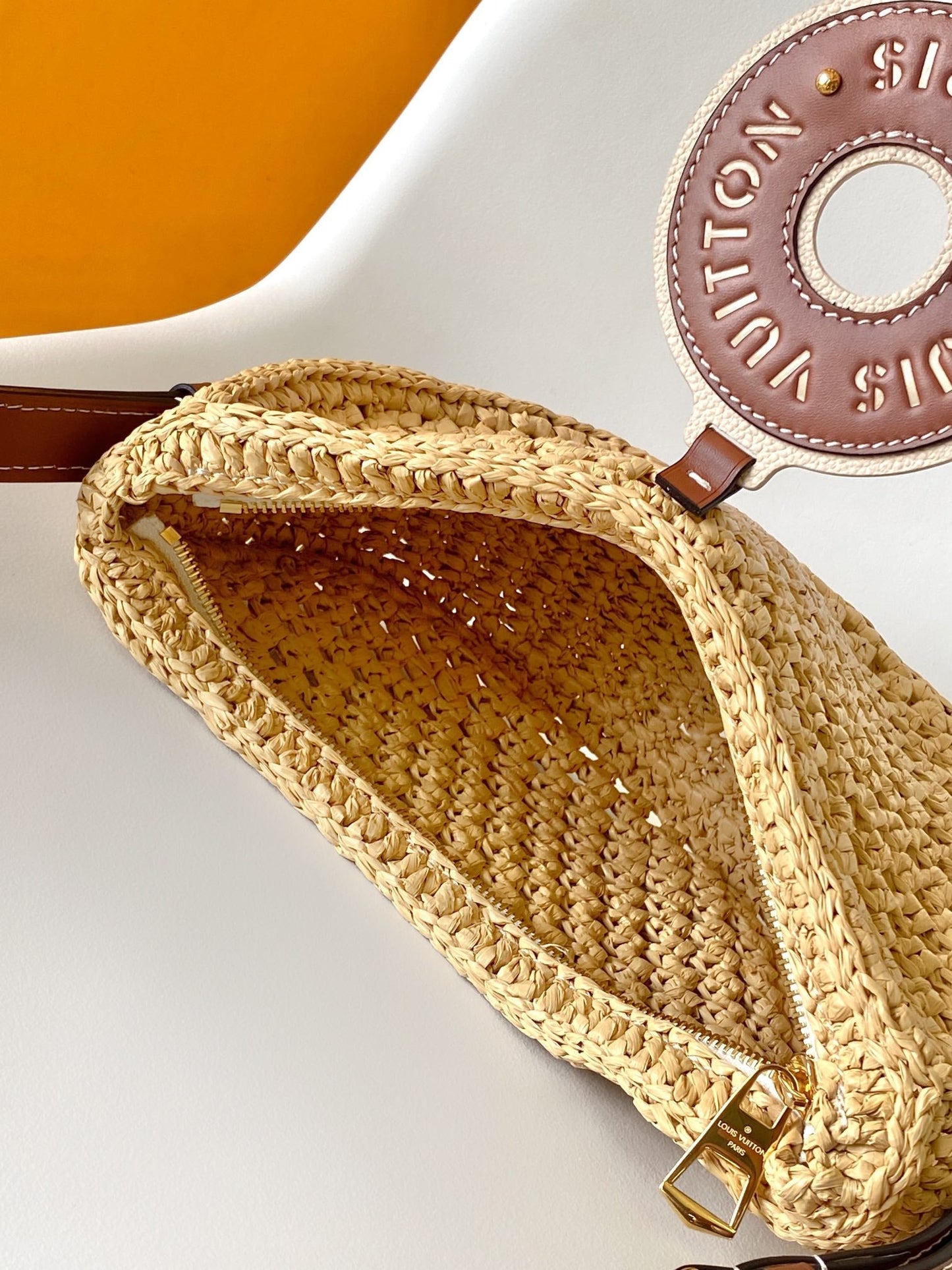 CROISSANT 25 EN RAPHIA NATUREL ET GARNITURE EN CUIR DE VEAU MARRON