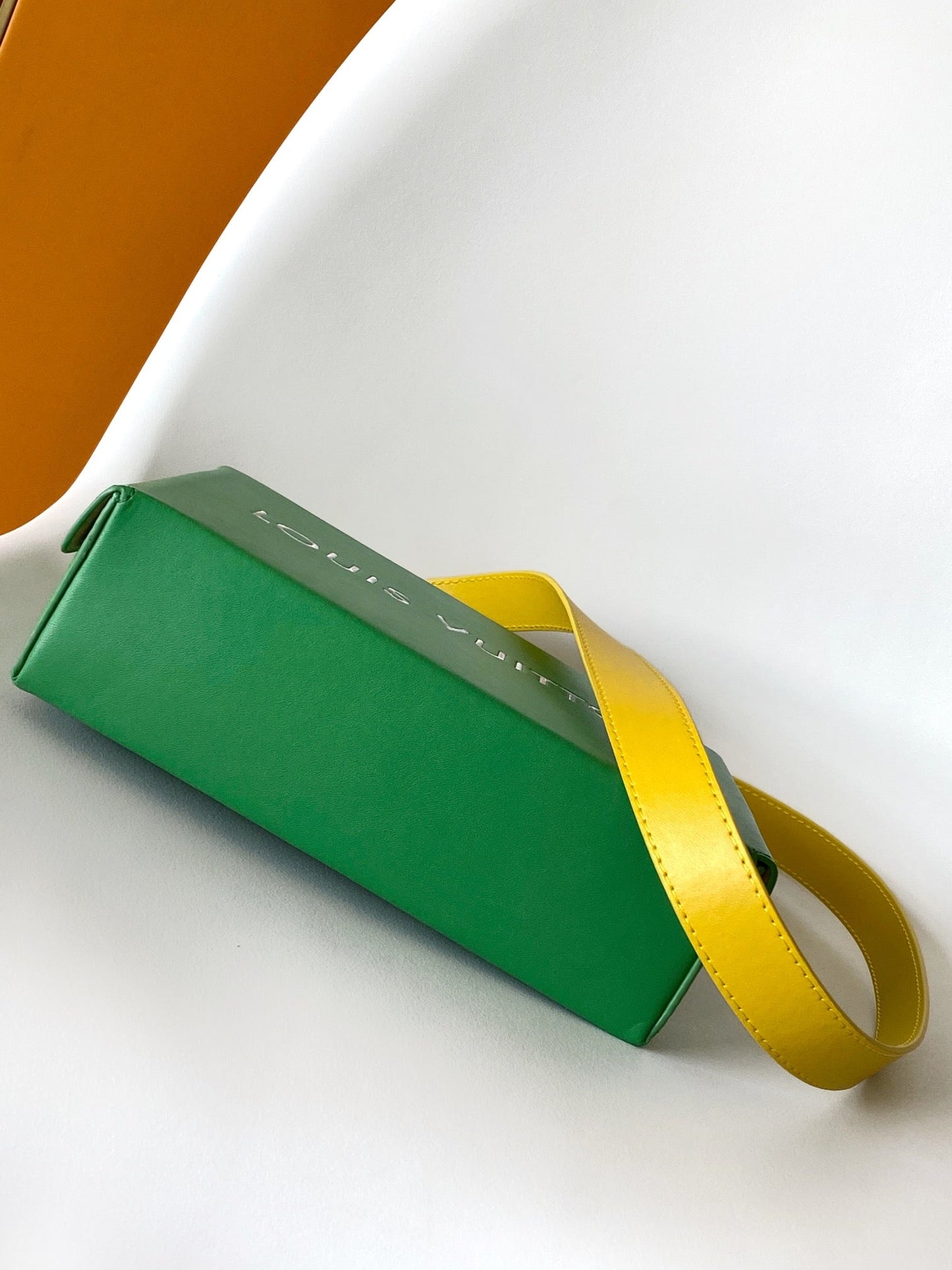 SAC SHOPPER 23 EN CUIR DE VEAU VERT JAUNE LOGO BRODÉ