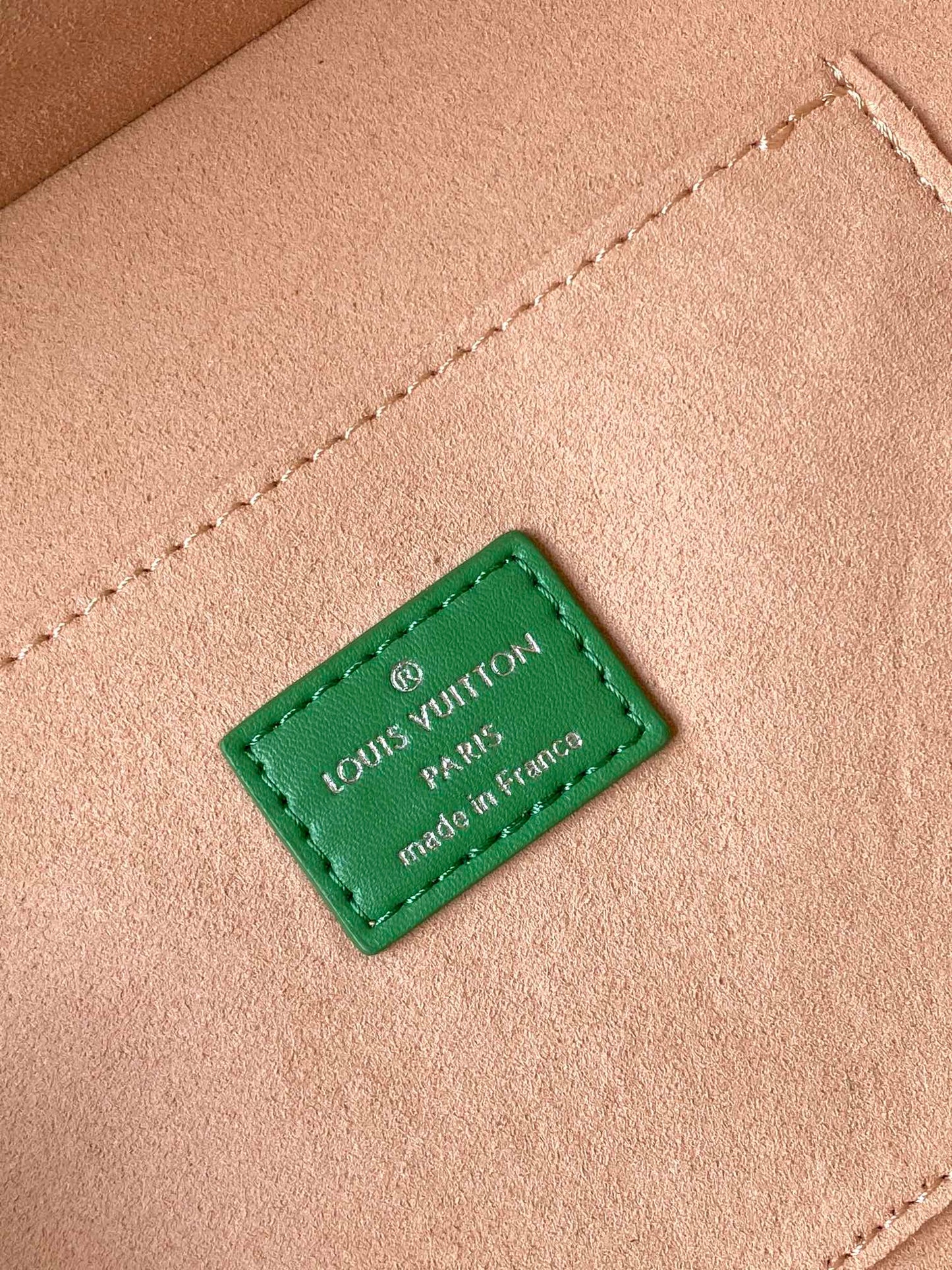 SAC SHOPPER 23 EN CUIR DE VEAU VERT JAUNE LOGO BRODÉ