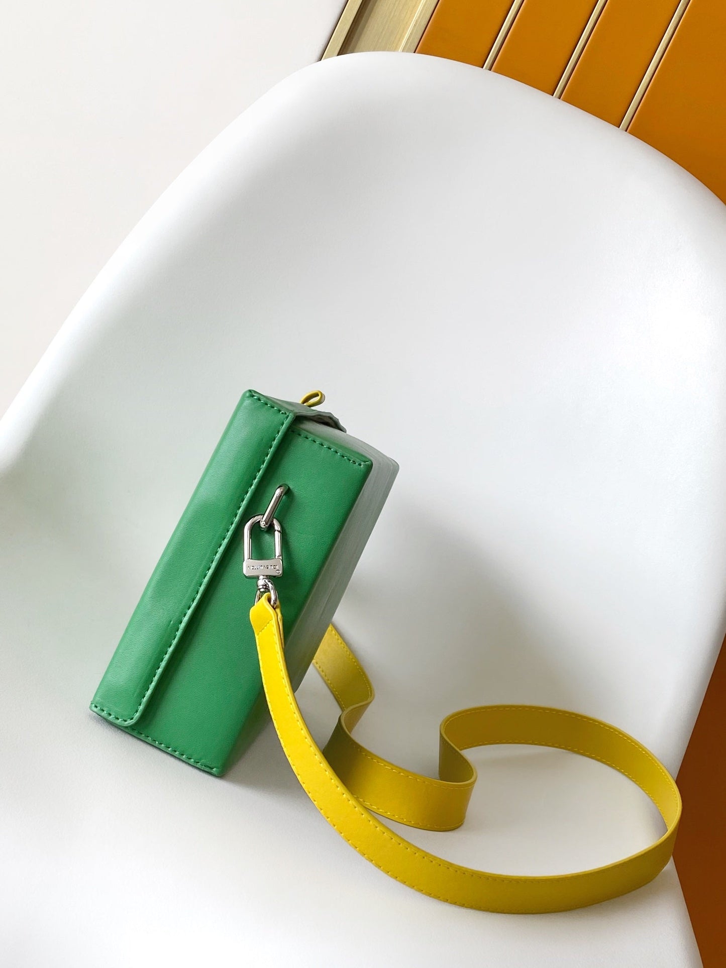 SAC SHOPPER 23 EN CUIR DE VEAU VERT JAUNE LOGO BRODÉ