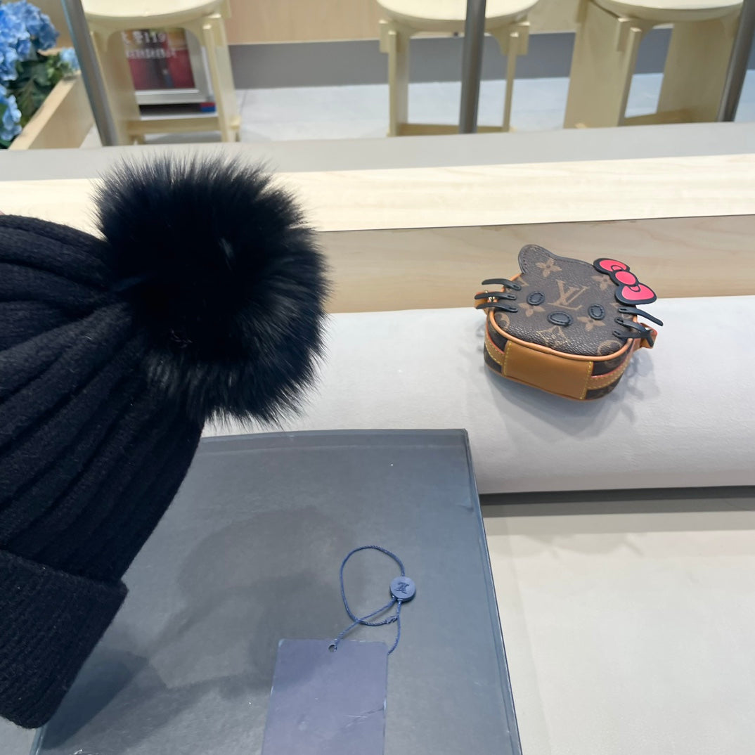 BONNET EN LAINE NOIRE ET FOURRURE DE RENARD 409788 