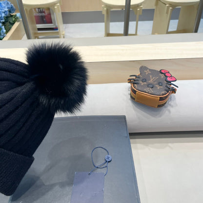 BONNET EN LAINE NOIRE ET FOURRURE DE RENARD 409788 