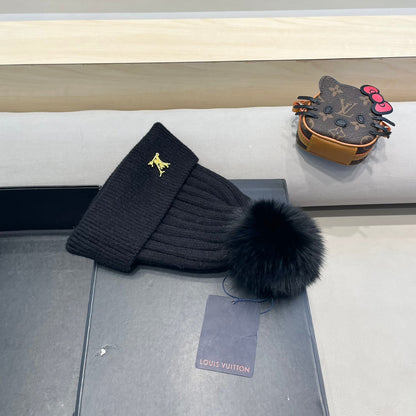 BONNET EN LAINE NOIRE ET FOURRURE DE RENARD 409788 